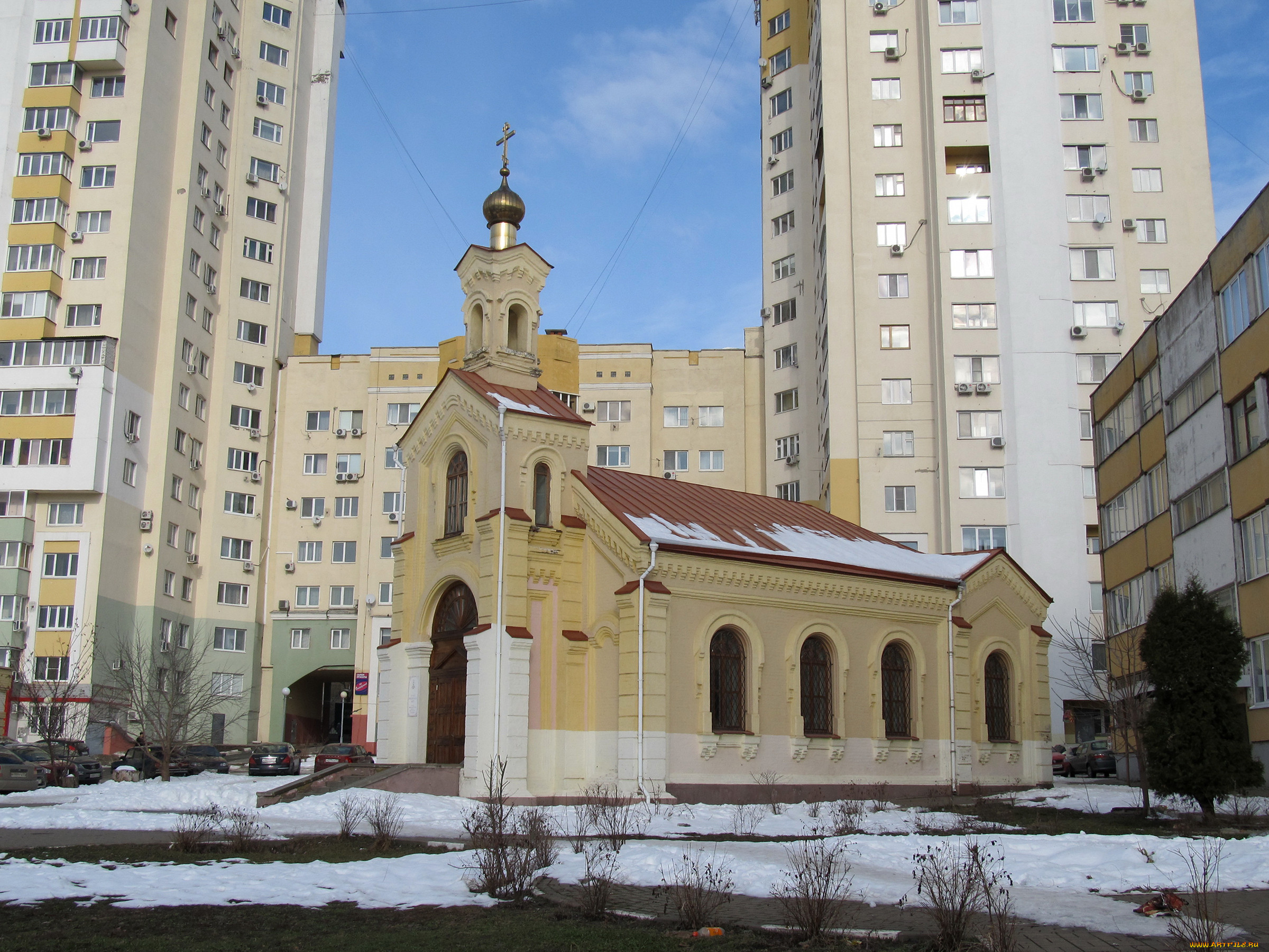 Церковь м. Храм метро Римская. Церковь среди многоэтажек. Белгород многоэтажки. Храм в многоэтажке.